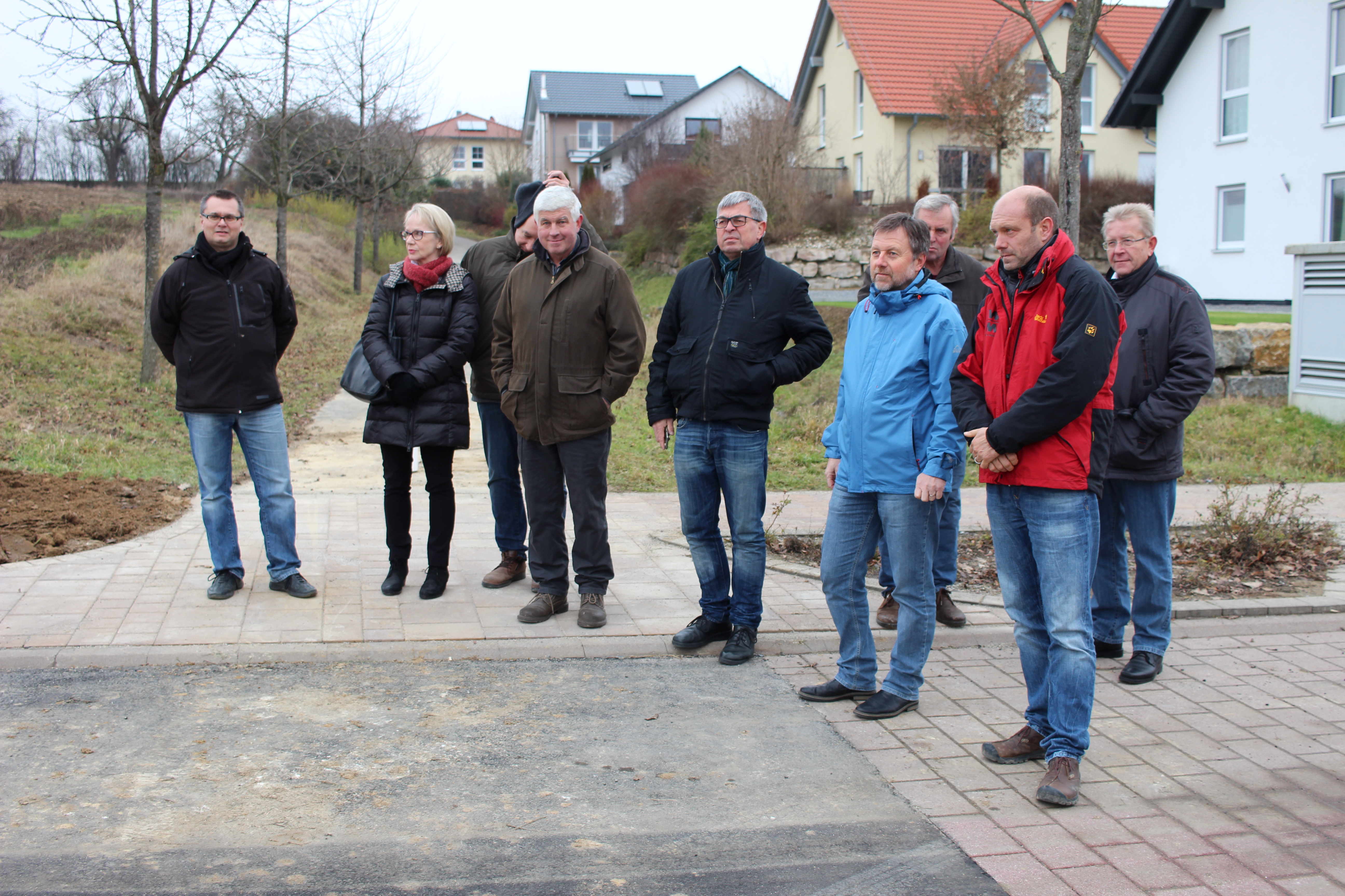  Gemeinderäte, Planer, Bauunternehmer und Vertreter der Stadt Neuenstein 